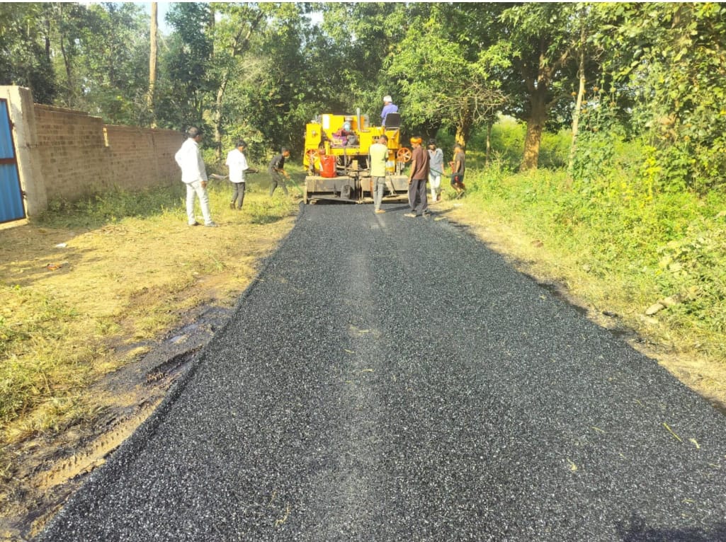 पत्थलगांव क्षेत्र के अंतर्गत सड़को के सुधार कार्यों के लिए लोक निर्माण विभाग द्वारा ₹330 लाख की निविदा स्वीकृत की गई है। इसके तहत विभिन्न मार्गों पर बी.टी. पैच रिपेयर का कार्य किया जा रहा है। वर्तमान में माटीपहाड़–छर्रा मार्ग (3 कि.मी.) और पकईटिकरा पहुंच मार्ग (3 कि.मी.) पर