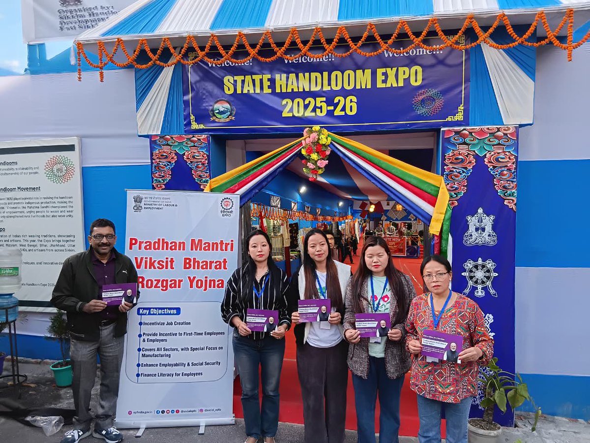 EpfoSikkim's tweet photo. Meeting with handloom weavers from Arunachal Pradesh during State Handloom Expo 2025 in Gangtok on 06.11.2025 #EPFO
#SocialSecurity #EPFIndia #EPFOWithYou #HumHainNa https://t.co/uRO5nFR1aO