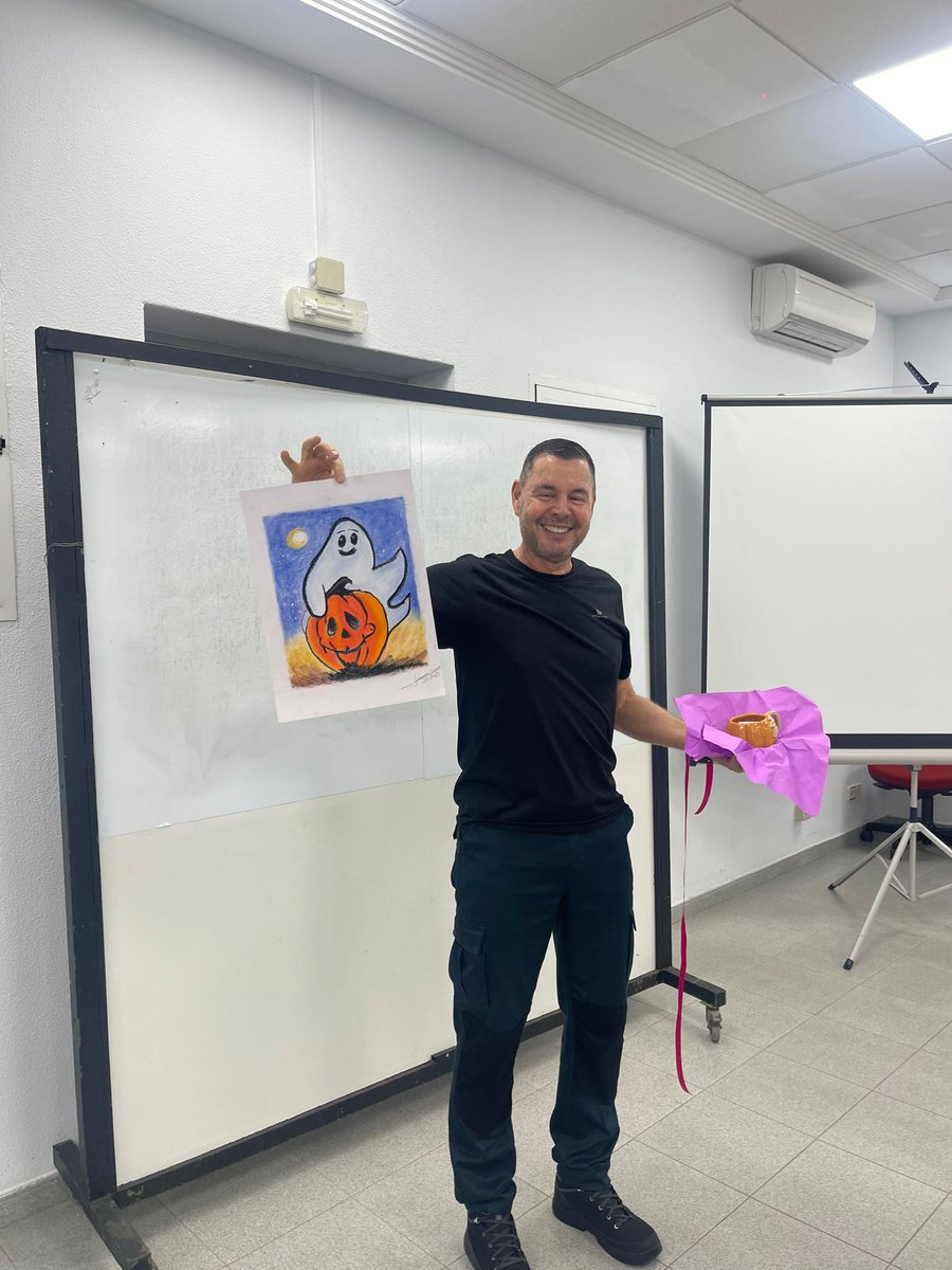 🎃🖌️ El centro #UPTamaraceite celebró su Concurso de Dibujo de Halloween, con una exposición de los trabajos realizados por alumnos del Taller de Dibujo y Pintura. 👻🎨

#distritotamaraceite