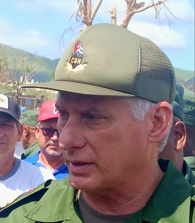 Ha dirigido con precisión al Consejo de Defensa Nacional en el enfrentamiento al huracán. Alertó al pueblo una y otra vez de los peligros. En una semana recorrió 2 veces las provincias afectadas. Explica, convoca, moviliza. ¡Es la escuela de #Fidel y Raúl! #YoSigoAMiPresidente