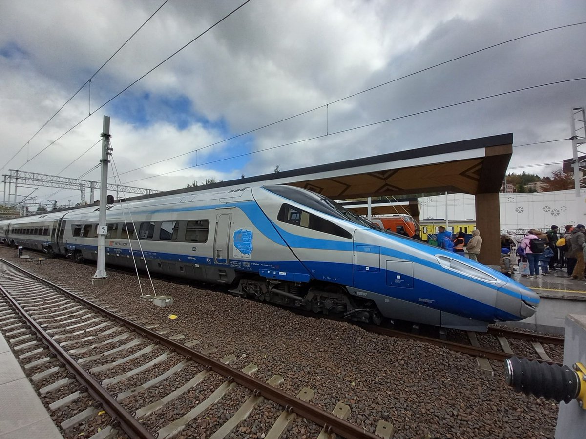 TransInfo_pl's tweet image. Już 10 grudnia 2025 roku dzieci w wieku od 4 do 16 lat będą mogły podróżować pociągami Pendolino (EIP) za symboliczną złotówkę.

To powrót jednej z najbardziej lubianych promocji PKP Intercity – „Pendo za Zeta”. #bilet #EIP #PKPIntercity #promocja
transinfo.pl/?post_type=inf…