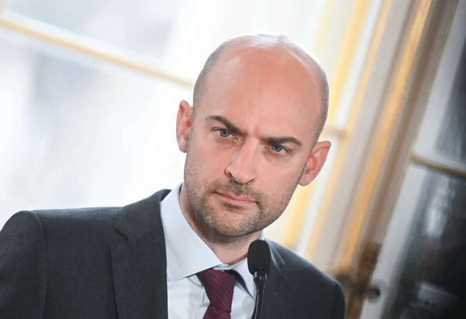 SHEIN ET LE SINISTRE BARROT :
 
(Quand les fautes d'Ursula favorisent les USA et retombent sur les petits consommateurs français...)

I/ La VÉRITÉ :

  - la quasi totalité des vêtements vendus en France vient de l'étranger, Bengladesh et Chine ;
  - acheter en ville rend cher ce