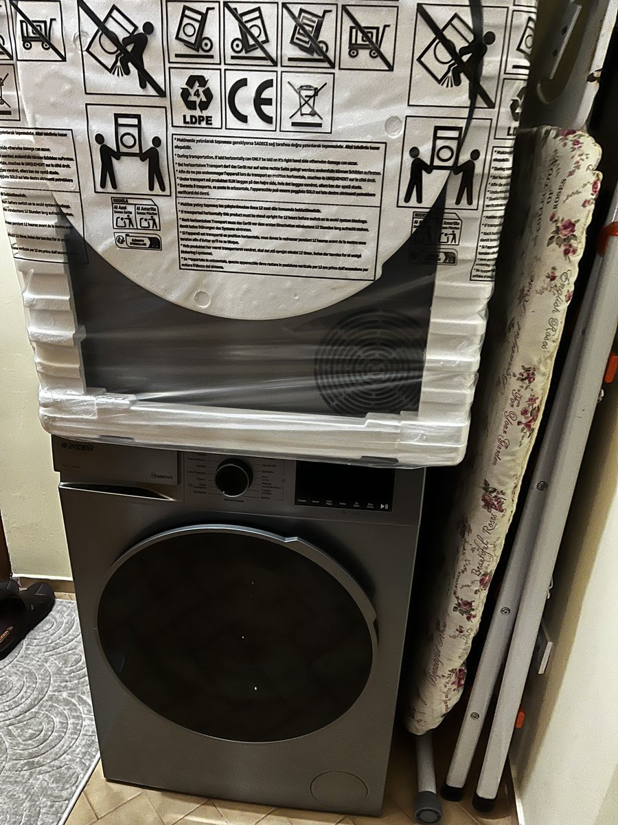 Yaklaşık 20 yıldan sonra yeni eve taşınınca hanım <a href="/arcelik/">arcelik</a> <a href="/ArcelikDestek/">Arcelik Destek</a> bir çamaşır makinesi ve kurutma satın aldı. Diğer eşyalar da “gri” olduğu için bu rengi tercih etti. Bu iki cihazın üst üste durması için bir ara parçası varmış ama “gri” renkte olanı fabrikadan geliyormuş.