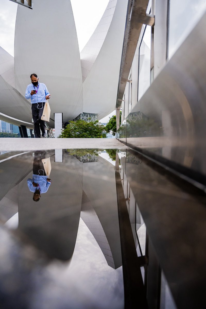 javanng's tweet image. Just another day walking past the ArtScience Museum… and found this cool reflection moment. 💧😎

#singapore #artsciencemuseum #thisissg #loves_reflections #symmetrykillers #streetsofsingapore