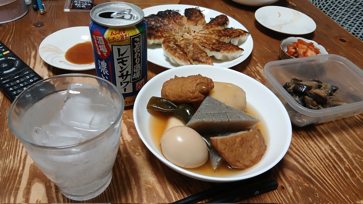 takelalapo's tweet photo. 今晩は迎え酒🍶おでん🍢餃子🥟で乾杯です🍻✨ゆうべの生ビール🍺ハイボールも載せときます✌

焼肉屋でたこ焼き🐙🙄なんでやねん？😂✋

#今日の晩ごはん
#晩酌
#飲み放題🍶🍺
#食べ放題🍴🆓️✨
#サイドメニュー
#備忘録✏️
#二日酔い💫😵🍶 https://t.co/zzwZnMYvPO