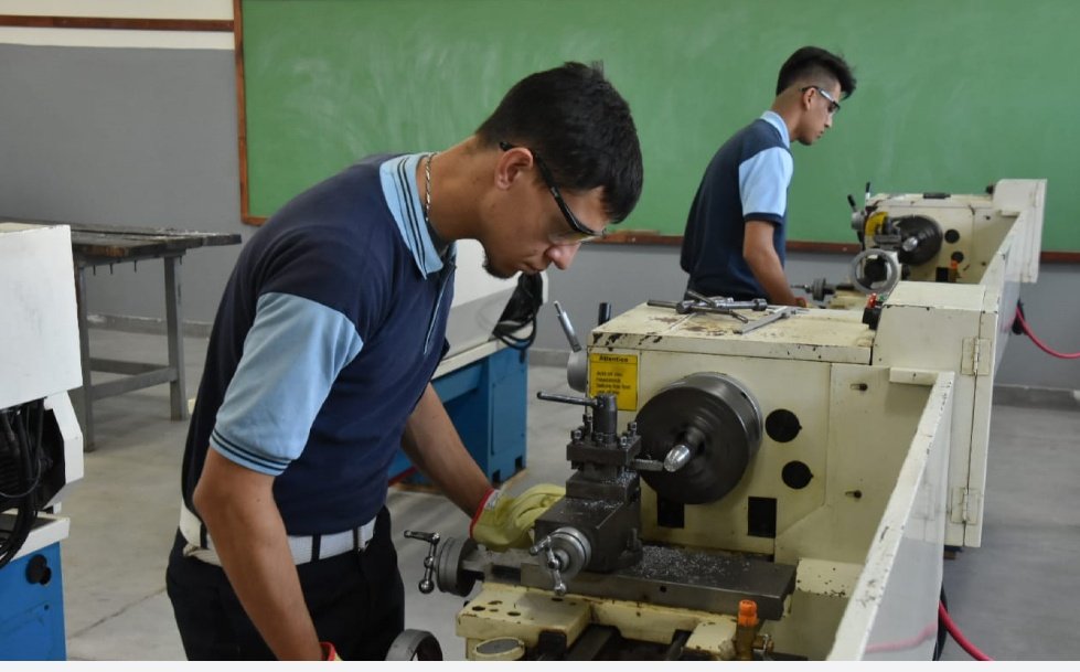 El Presupuesto 2026 de Milei deroga el artículo 52 de la Ley 26.058 de Educación Técnico Profesional quitándole recursos al área.
Alrededor de 1.500 escuelas técnicas cerrarían sus puertas por falta de equipamiento.