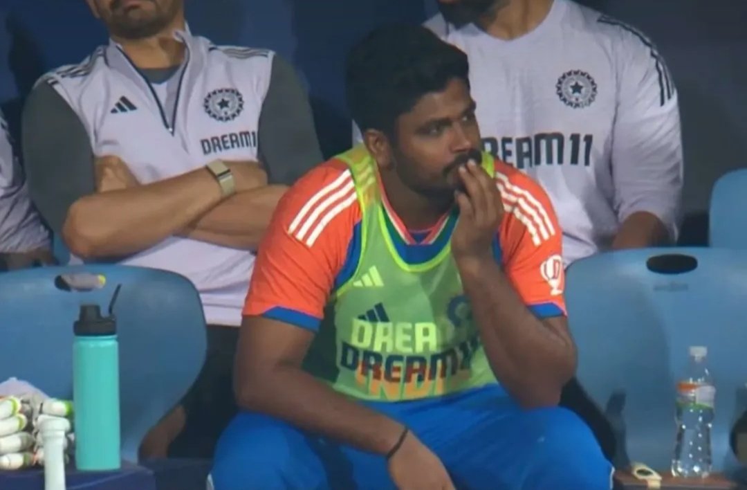 3 serise me 2 hundred lagane wale Sanju samson Aaj match se bahar hai or shubman Sanju Samson watching 39 balls 46 run terrorism of Shubman Gill. 🥹🥹
#Samson