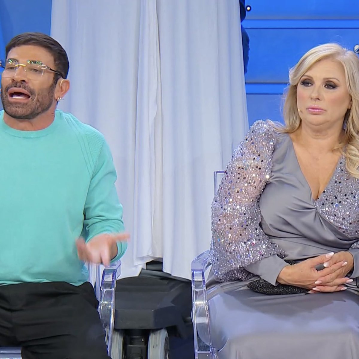 Per essere felice ho bisogno di due cose
#uominiedonne

Lei che racconta                     loro due che la                     
la mia vita                                  commentano