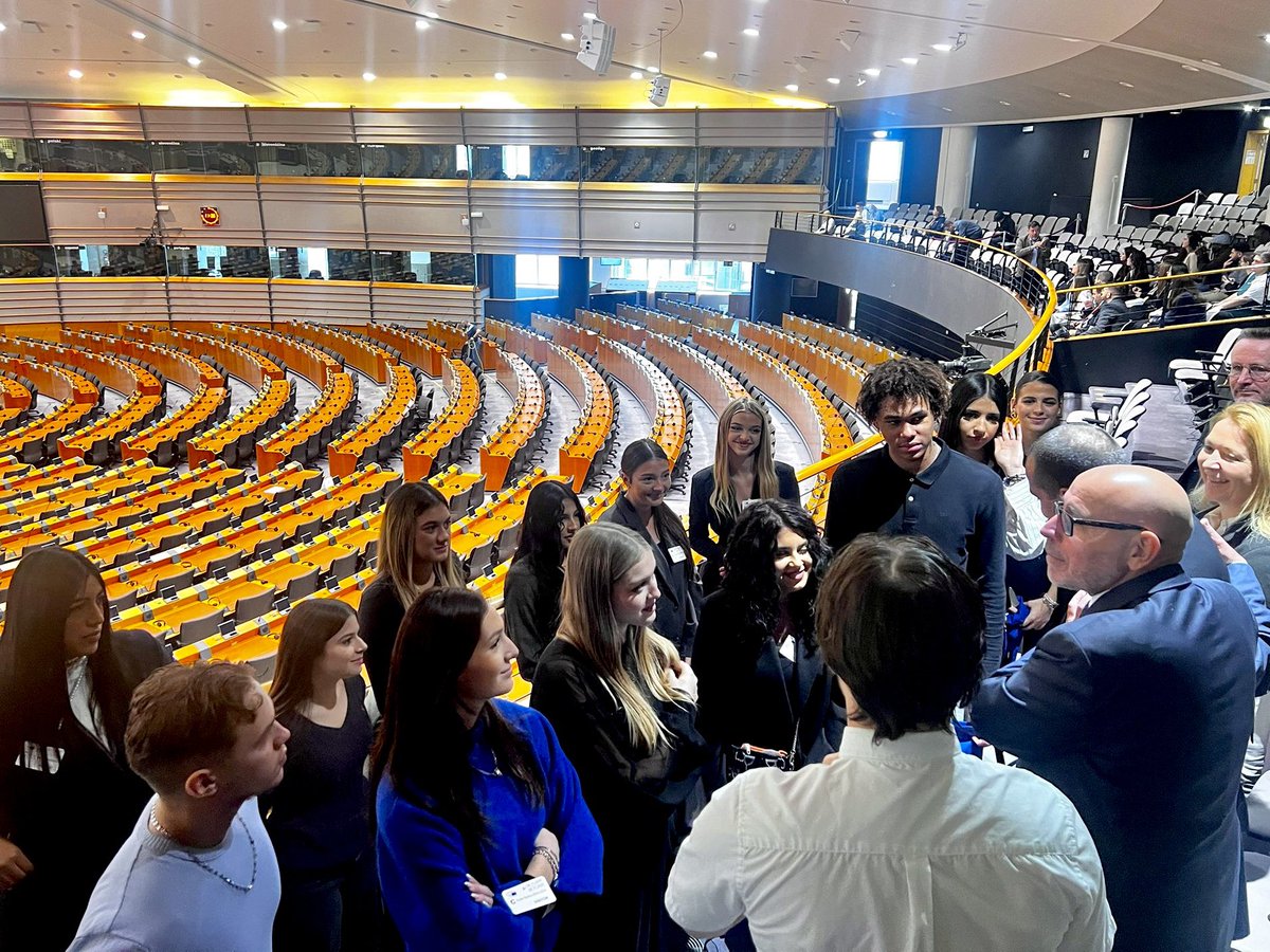 Avec les élèves niçois du lycée du Parc Impérial, venus visiter le Parlement européen à Bruxelles.

Un grand merci à leurs enseignants pour leur engagement au service de l’éducation et de la formation de nos futurs citoyens !