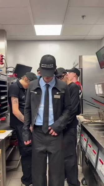 seet_sol's tweet image. employed drip goes stupidly hard 

fries. bag. 🫵