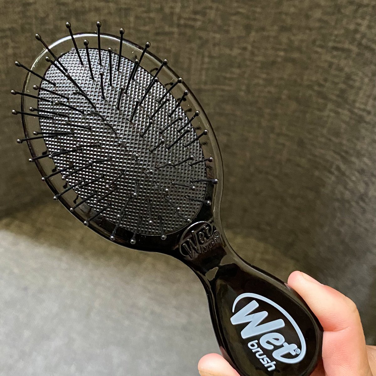 journeywithApr's tweet photo. trying out the Wetbrush myself to see if it’s really WORTH THE HYPE ✊🏻

gak sakit pas nyisir &amp; ngurangin rontokkk https://t.co/jpxpjSfo36
