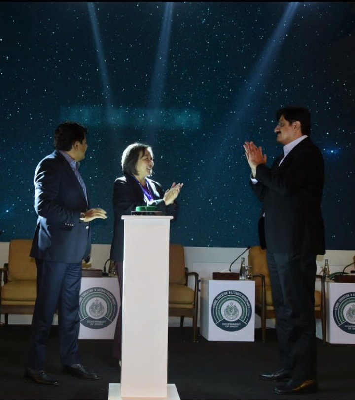 BeingSAOfficial's tweet image. پاکستان پیپلز پارٹی کی سندھ حکومت !!!!
پاکستان میں پہلی مرتبہ !!!
وزیراعلیٰ سندھ سید مراد علی شاہ نے صوبائی وزیرِ تعلیم سید سردار شاہ اور ورلڈ بینک کی کنٹری ڈائریکٹر مس بولورما آمگابازار کے ہمراہ مقامی ہوٹل میں منعقدہ تقریب کے دوران ڈیجیٹل ایکٹیویشن بٹن پر کلک کرکے اسٹوڈنٹ…