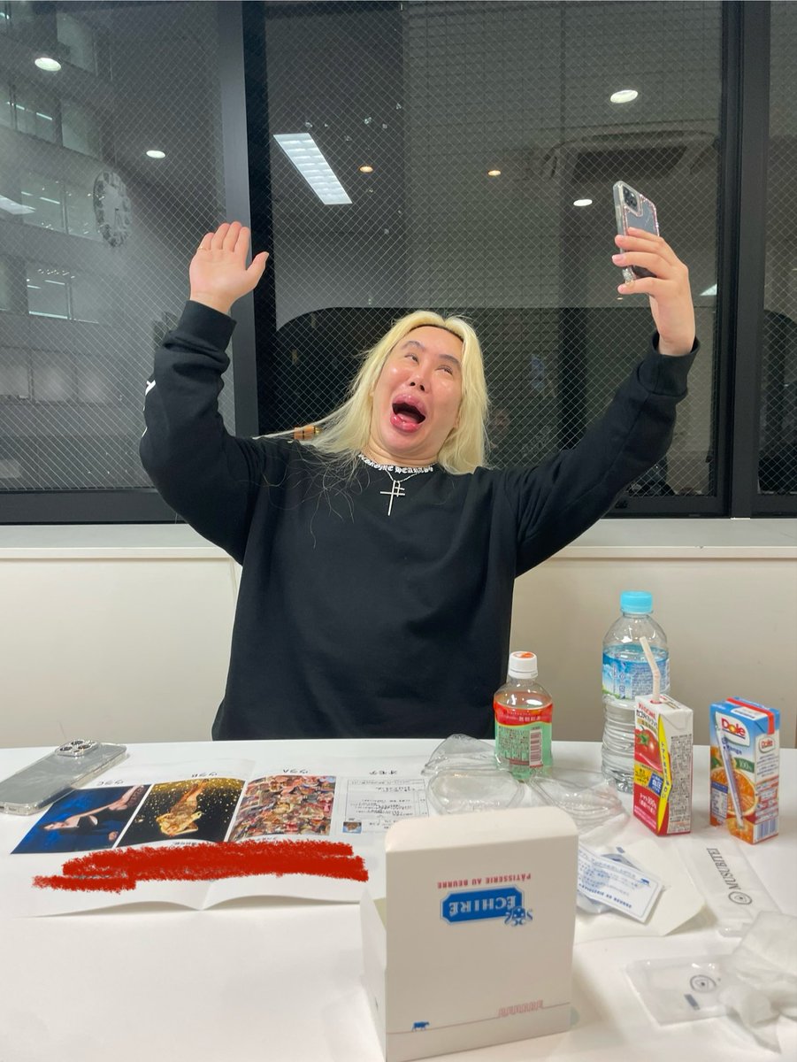 アレン様はマライアキャリーの余韻が抜けず、
ぉ打ち合わせ中に
『ヮタクシは🌹🐆ﾃﾞｶ魔羅嫌 キｧリー選手🐆🌹なﾝだ...。』
と名乗られ、素敵なォペ〜ﾙｧ🎵🎤💎を
突然❣️披露ｼてくださぃました💖
奇跡のヴｫイス…💎✨に涙さぇ💧✨