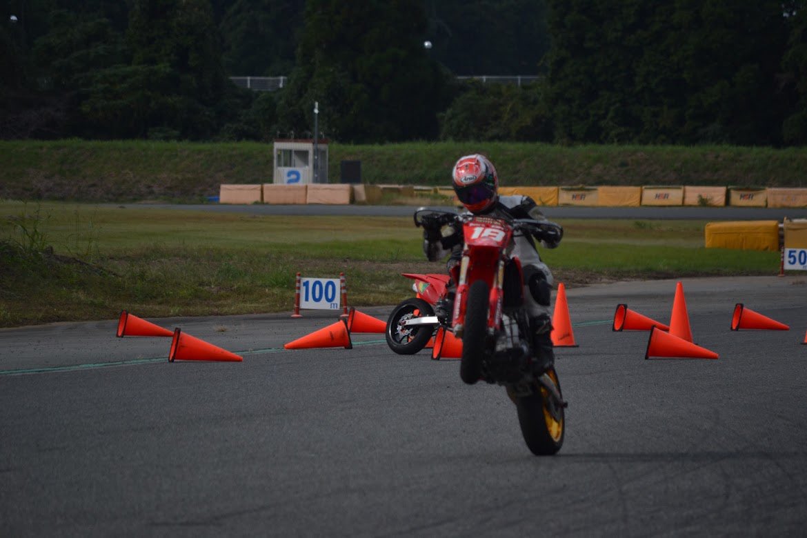 s14silviaLove's tweet image. 日曜日はモトパラ走行会でした✨
モタードクラスは、HSR九州初？の逆走コース😳
初めての逆走は、前から来ないよね？って心配に😂

#dunemoto #spinach #goba #rkchain #wakos #suitmagic #kushitani  #UranCoreDesigns  #YONEDAgarage   #drophouse
#佃塗装店 #北道さん #嫁
#honda #crf450r