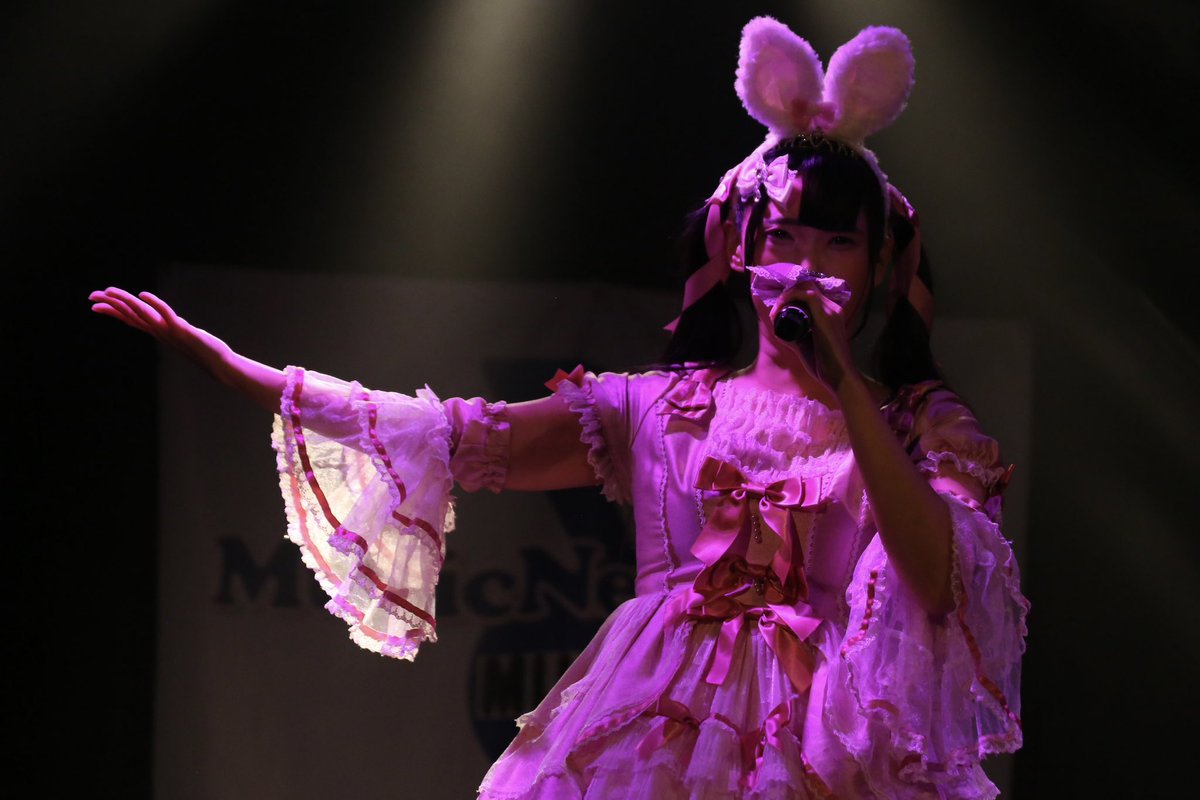 キラキラしたくて
アイドルをはじめました！

思い描いていた状況とは程遠く
真っ暗な道を突き進んで、時には泣いて
報われないことが多い人生でした

しかし！私は！私を！諦めない！

年齢がどうとか言われますが
自分が満足する生き方をしたいです

一度きりの人生を、あなたはどう、
生きますか？