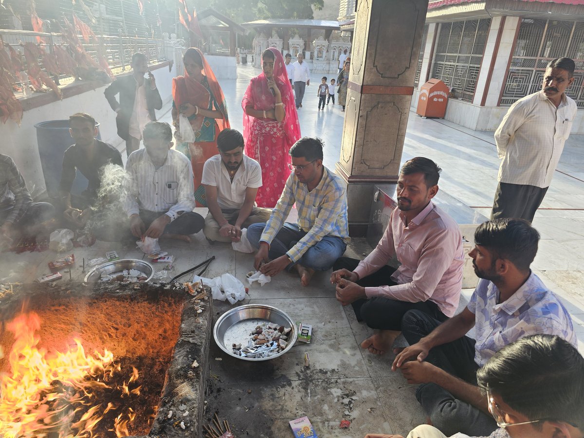 NarpatRajBarmer's tweet photo. श्री वांकल माताजी मंदिर विरात्रा धाम चौहटन में माताजी के मंदिर में गतदिवस पूर्णिमा के अवसर पर दर्शन पूजन कर परिवार व क्षेत्र में खुशहाली की कामना की! जय माँ वांकल 
#Chohtan #Viratra #SriVankalMataji https://t.co/r0IF2M9EiL