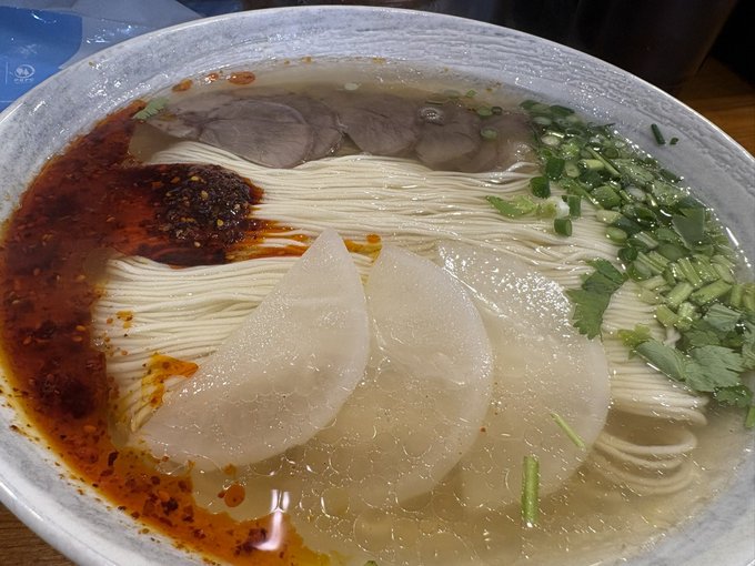 秋葉原『五福』蘭州牛肉麺
本日は8種の中から1番細い毛細を頼みました
何度も何度も記事をグイグイと伸ばして作って、一瞬でチャッと茹で上げてお出しされて(早!?)とビックリ
手延べとは思えない均一な細さ、柔らかくも独特な食感です
あっさりかつ旨味のある食べ飽きない名店😆 