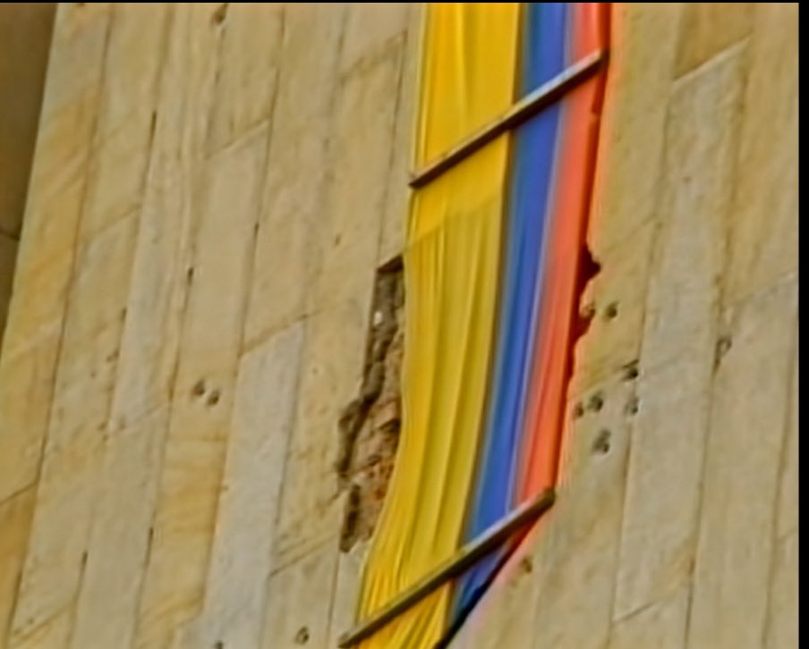 Ningún símbolo patrio podrá esconder, la violencia y el horror que produce un cañonazo contra un edificio lleno de civiles.

Ninguna bandera ni sombrero en una urna podrá ocultar la violencia cometida contra personas inocentes, encerradas por horas dentro de un baño.

Hoy