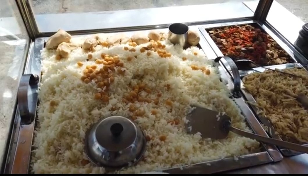 İlk kez sokak pilavcısından pilav yedim..Şu👇arabada olanlardan. 
Çok merak ediyordum🤭
(Hijyen sorunu olayı🤷‍♀️) 

İş arkadaşlarm öve öve ikna ettiler..Eh güzeldi ama midem niye yanıyor bilmiyorum🤔😫
Bana bişey olursa en son pilav yedim..Araştırılsın.. 
İyi günler🙋‍♀️😁

#perşembe