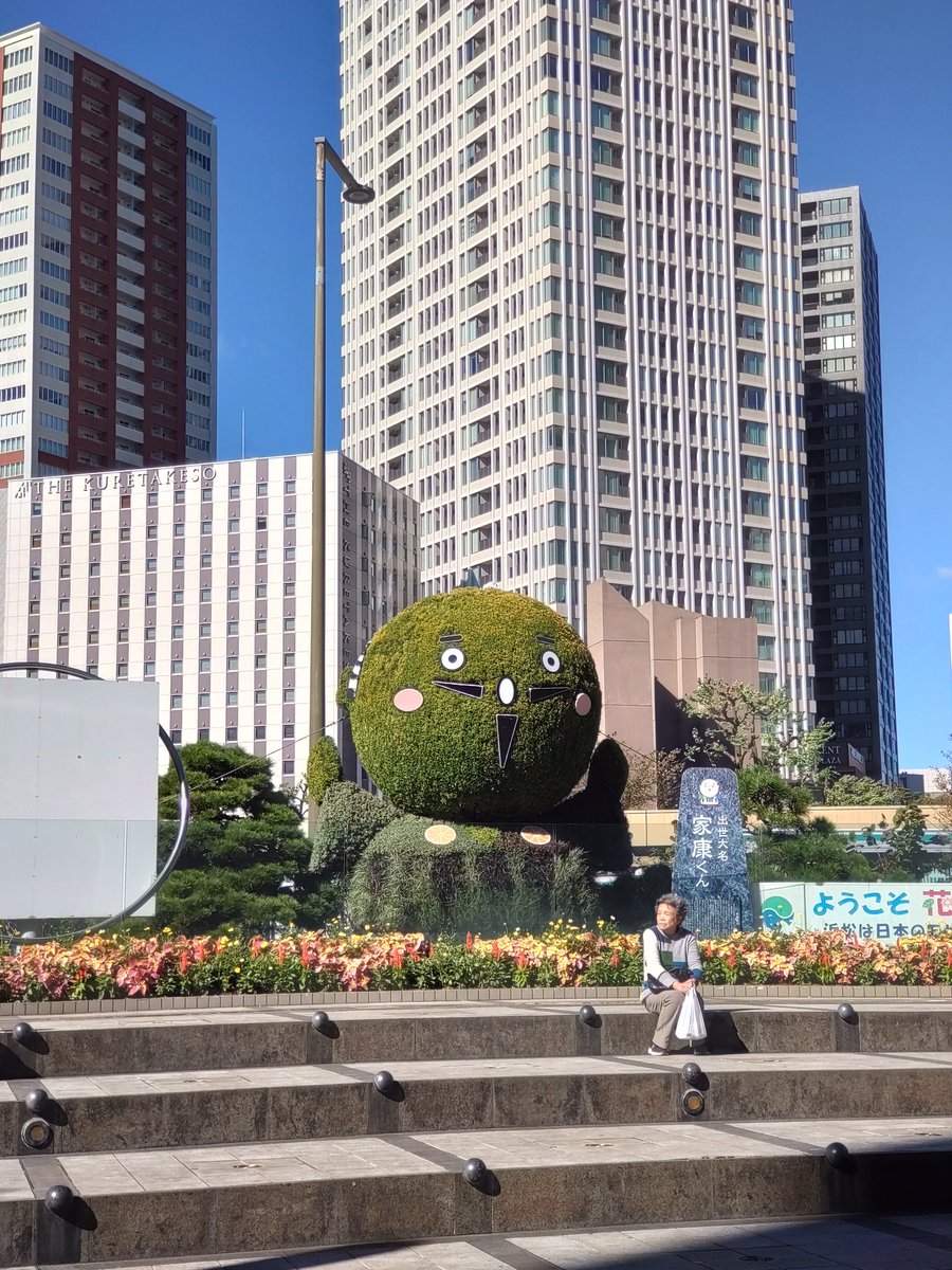 ganma0715's tweet photo. ALFEEのライブで連休
浜松に行ってまして
帰りに浜松駅前にあります
家康君？とい���キャラが
ありましたので撮影
してきました、お昼に
1日目食べました石松餃子を
食べるつもりが時間が無く
冷凍のを買って帰りました
（笑）奥さんが
あっさりしてて美味しかった
ようで

#浜松観光 https://t.co/ISkRKUAlqx