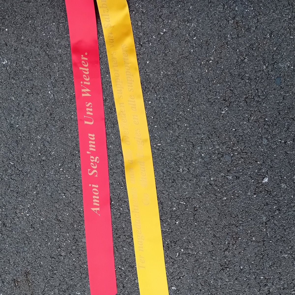 memorialgarden6's tweet photo. Vanmorgen een krans neergelegd ter nagedachtenis aan alle overleden supporters van en uit Salzburg. 🙏
❤️💛
#traditie #kowet #salgae https://t.co/qx14x1s2mI