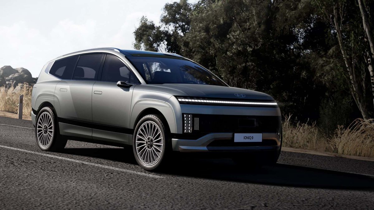 oznogretmenoglu's tweet photo. Hyundai Ioniq 9 Türkiye’de 🇹🇷

Hyundai’nin E segmentten pay çalma oyuncusu olan Ioniq 9, iki farklı versiyonla satışa sunuluyor 

Progressive RWD 7 Koltuk - 5.199.000 
Calligraphy AWD 6 Koltuk - 6.240.000

Tek motor arkadan itiş veya çift motorlu olarak tercih edilebilen ürün gamında NMC tipte 110 kWh batarya (99,9 kWh net) standart 

Progressive RWD
218 PS / 350 Nm tork
0-100 9,4 sn
190 km/s maksimum hız 
620 km karma menzil
846 km şehir içi menzil 
350 kW DC 10-80 24 dk
50 kW DC 10-80  109 dk

Calligraphy AWD
308 PS / 605 Nm
0-100 6,7 sn
200 km/s maksimum hız
600 km karma menzil
787 km şehir içi menzil