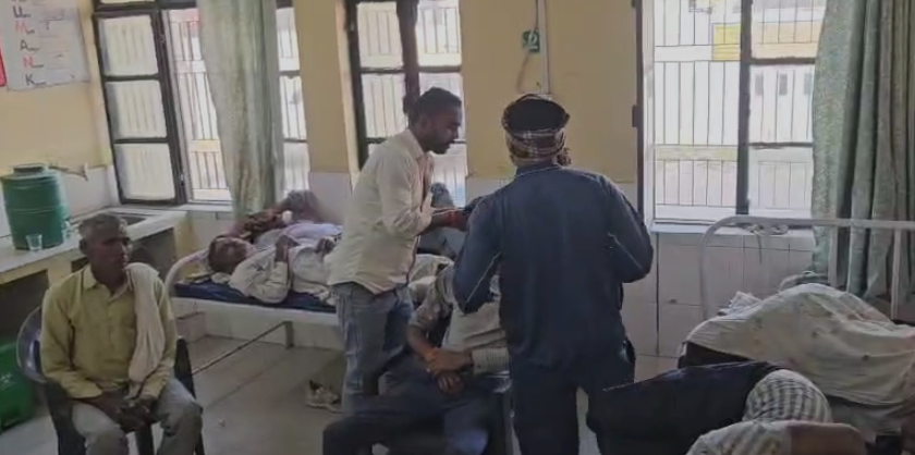 bstvlive's tweet image. संभल: संभल में दो पक्षों में खूनी संघर्ष

➡3 गांव के गुट आए आमने-सामने
➡जमीन के विवाद को लेकर आमने-सामने
➡दोनों गुटों में जमकर चले लाठी और डंडे 
➡करीब 10 लोगों से अधिक लोग घायल
➡जमीन की जुताई करने को लेकर विवाद
➡जुनावई थाना क्षेत्र का मामला 

#Sambhal #Clash #LandDispute…