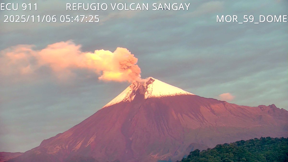 ECU911Austro's tweet photo. #BuenJueves| Te compartimos esta hermosa postal del volcán 🌋 Sangay registrada por la cámara de #VideovigilanciaECU911 desde el #ECU911Macas. 

🌋 Se da seguimiento constante a la actividad volcánica del coloso junto a @IGecuador y @Riesgos_Ec.

En caso de emergencia llama gratuitamente al 9-1-1. 

#ECU911BrindaSeguridadIntegral