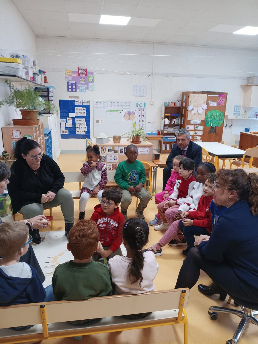 ac_orleanstours's tweet image. #NAH | Le recteur @PhiAgresti a rencontré les élèves de la maternelle St-Exupéry d’Issoudun (36).
Un cours d’empathie original animé par une psychologue : un jeu de rôle avec des légumes pour reconnaître les émotions.
Semons dès le plus jeune âge les graines de la bienveillance🙏