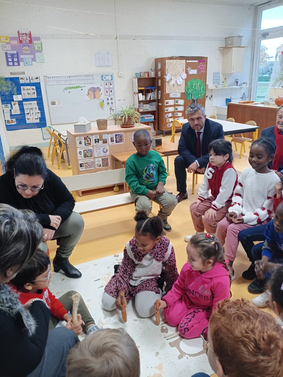 ac_orleanstours's tweet image. #NAH | Le recteur @PhiAgresti a rencontré les élèves de la maternelle St-Exupéry d’Issoudun (36).
Un cours d’empathie original animé par une psychologue : un jeu de rôle avec des légumes pour reconnaître les émotions.
Semons dès le plus jeune âge les graines de la bienveillance🙏