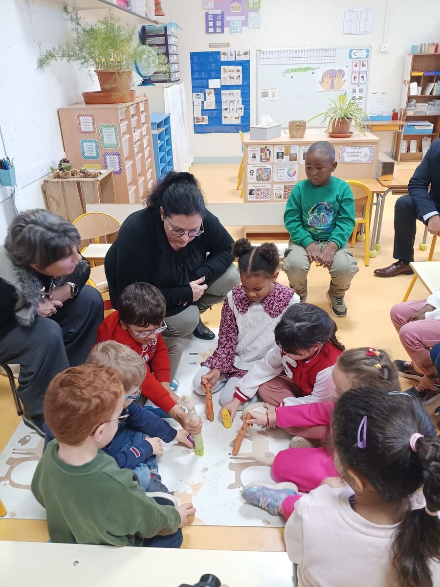 ac_orleanstours's tweet image. #NAH | Le recteur @PhiAgresti a rencontré les élèves de la maternelle St-Exupéry d’Issoudun (36).
Un cours d’empathie original animé par une psychologue : un jeu de rôle avec des légumes pour reconnaître les émotions.
Semons dès le plus jeune âge les graines de la bienveillance🙏