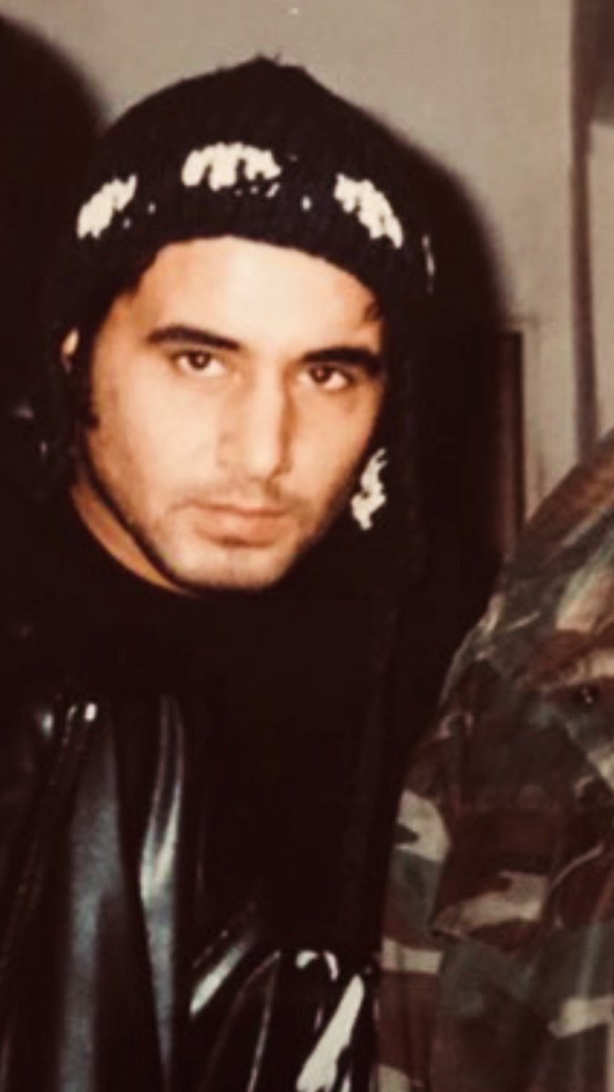 Gözlerime bakma derin 
sokak beni salmaz bakma öyle serin 
killanın kanı yerde kalmaz