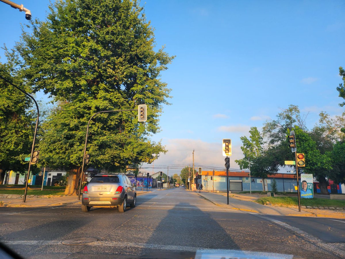 PreludioRadio's tweet image. 🚦 Para variar, los semáforos “inteligentes” nuevamente fuera de servicio en Av. Yungay con Santo Domingo, frente al Liceo de Niñas.
El sector presenta congestión vehicular y riesgo para peatones.
Precaución a quienes transitan por la zona.
#SanFelipe #Tránsito #Semáforos