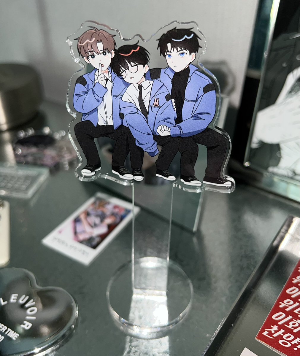 재관국 스티커랑 코롯토 실물🫶
그리고 폼 선착 세 분께 드리는 포토프랍 스탠드 입니다! 판 빼면 일반 포토프랍으로 사용가능하고 판 끼우면 스탠드가 되어요🖤