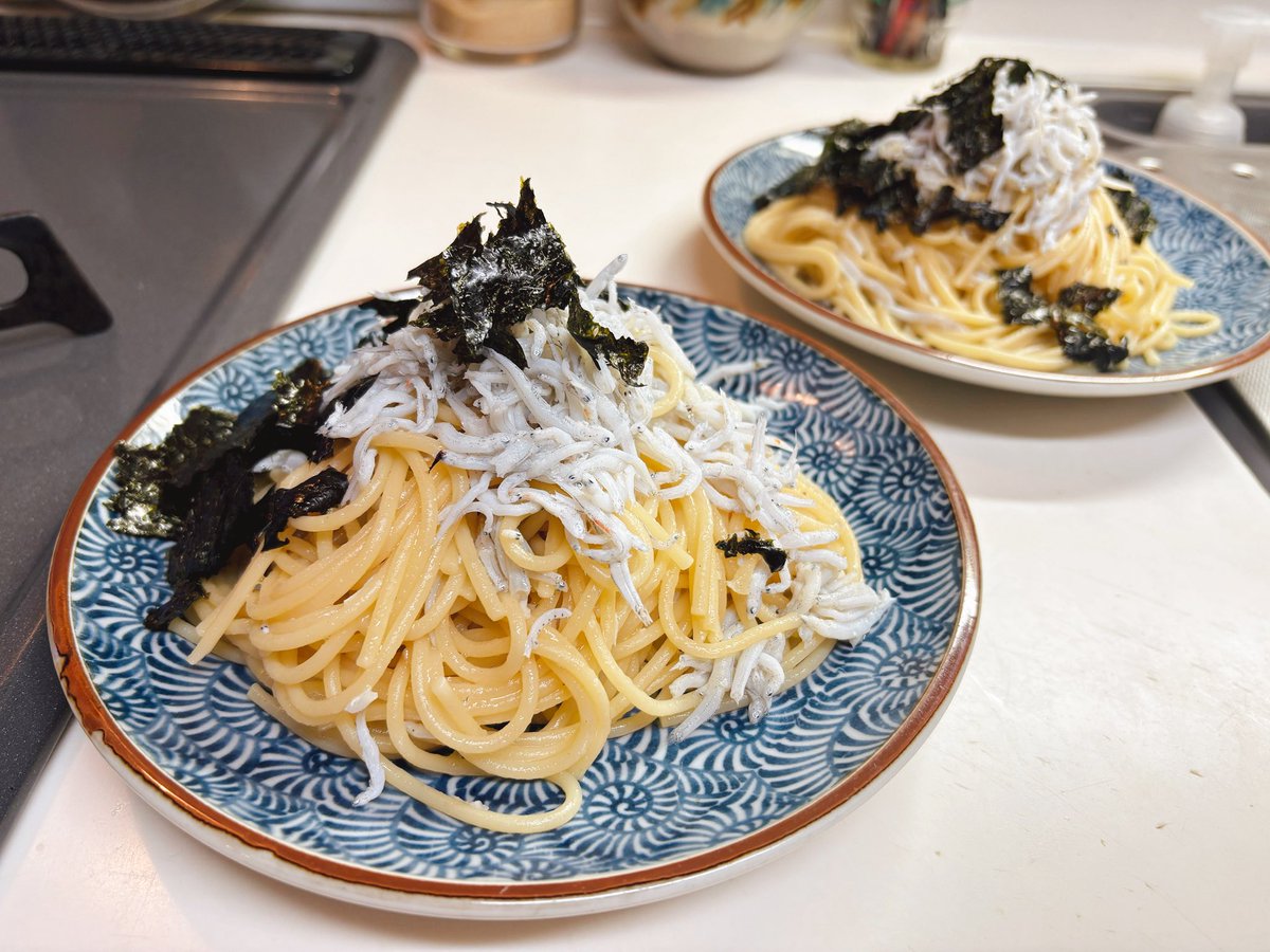 orie13a's tweet photo. 娘に「今日なに食べたい？」って聞いたらまたパスタとか言うから、連日の和風パスタ。バターと牡蠣醤油で和えただけー。とってもシンプル。しらすと海苔のっけて出来あがり。 https://t.co/qzVUXAZB0Q