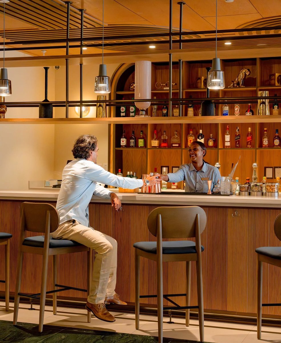 🍸✨ ¡Tu noche perfecta comienza en @@marriottpiantini ! 💃🕺 Relájate en nuestro bar o disfruta del precopeo antes de salir a conquistar Santo Domingo 🌆🔥
Reserva ahora y vive el mejor servicio de hotelería 🛎️💼