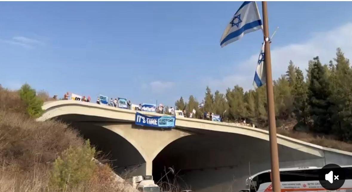 מיצג השלטים בגשר האקולוגי ותחנת הראל-עידכון.
ראשית השורות, מכשער הטלפון של ד״ר טל אופק יוחזר לה בשעה הקרובה.
במקביל, זומנה היום לחקירה מוחה נוספת שהיתה על הגשר ונחקרה על התנהלות העלולה לסכן את שלום הציבור והתקבלות אסורה.
חקירתה הסתיימה אולם, המשטרה חושקת גם בטלפון שלה.
ידם של