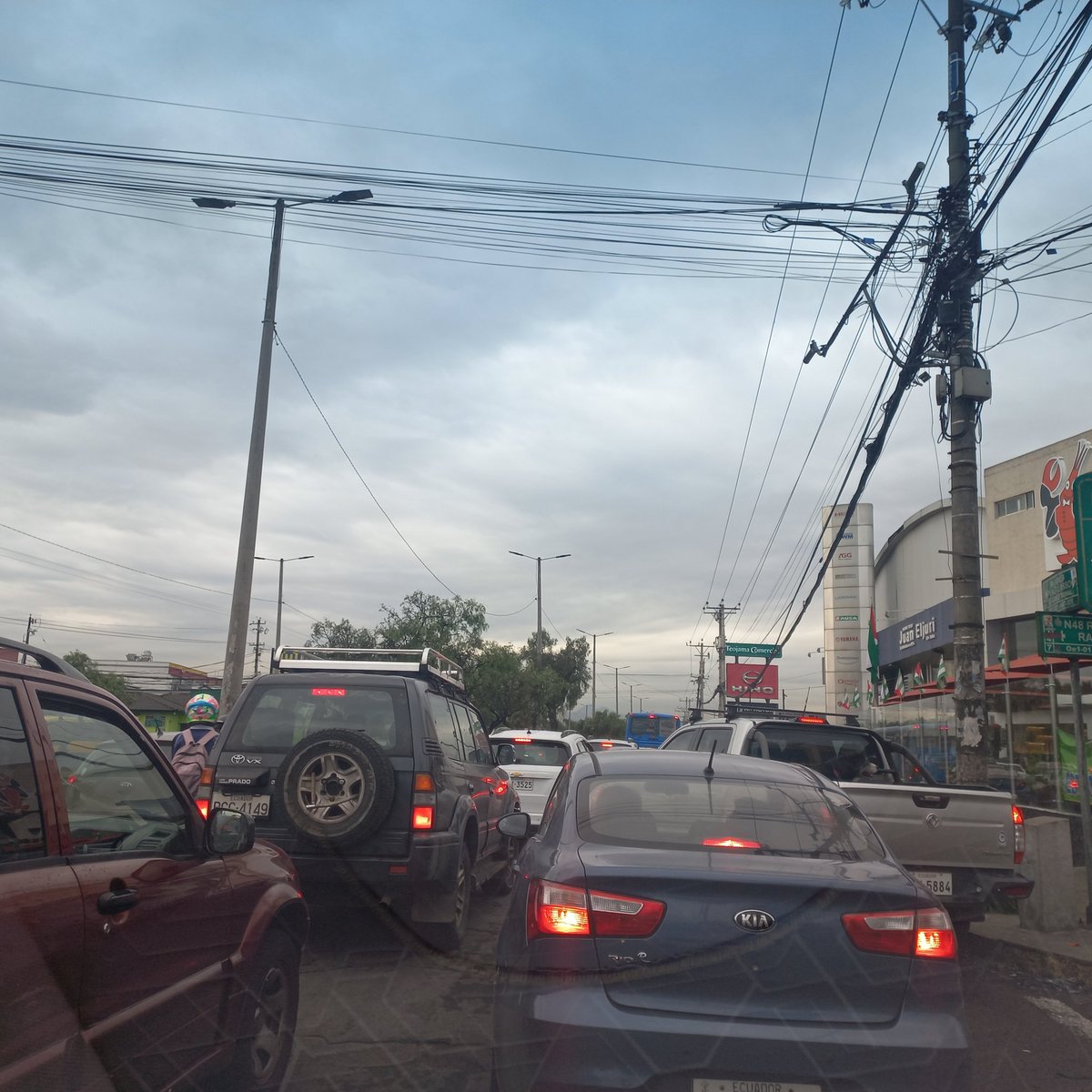 dpeo_7's tweet photo. @pabelml hijo de las diez quinientas mil putas, todos los días debemos aguantar tu ineptitud en las calles congestionadas de Quito por tu falta total de planificación e inteligencia, tienes cerrada la galo plaza lasso, la mariscal sucre, la república. https://t.co/w9rQgNciB3