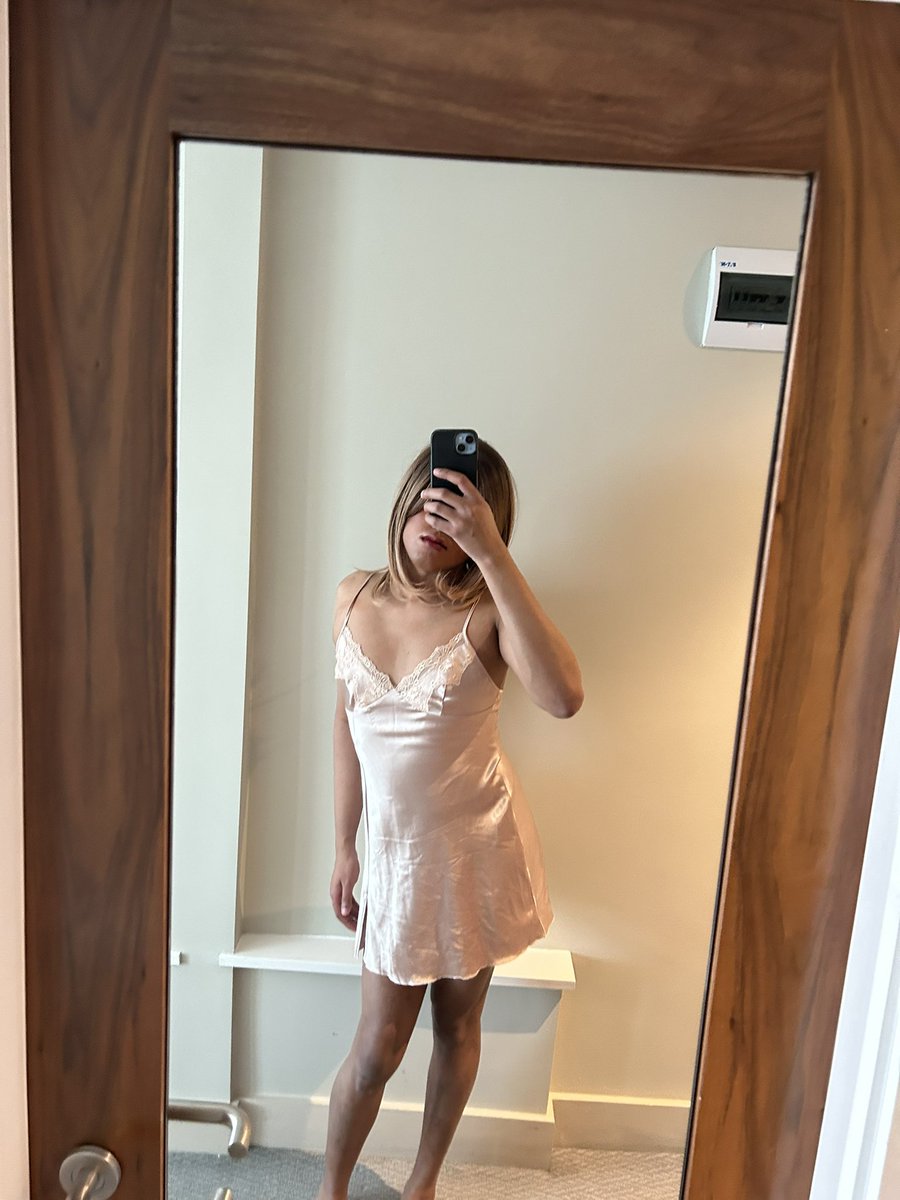 samarbardot's tweet photo. Morning looks 💋
#SatinSlip #MirrorSelfie #SoftFemme #TransFemme #SilkSet https://t.co/8MIDSwM0oI
