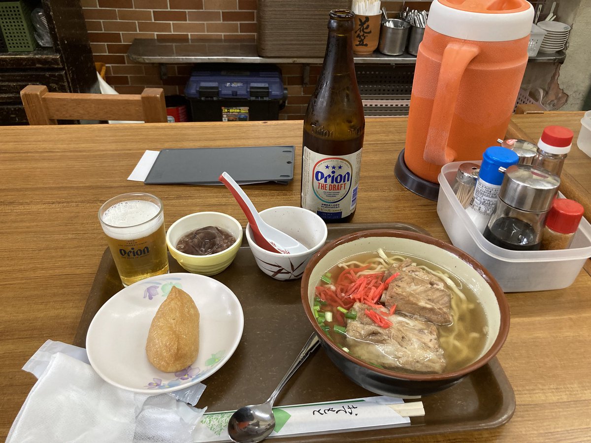 沖縄一人旅を振り返り

予報では火曜水曜が雨だったので月曜しか日焼け出来ないかと思ったら火曜もピーカン！
ピーカン過ぎて昼過ぎには退散する有様
おかげで肌ヒリヒリ

水曜は雨だったけど土産散策の予定を満喫
途中パチンコでの大当たりで土産代が出たから散財しました

写真は沖縄での食たちです