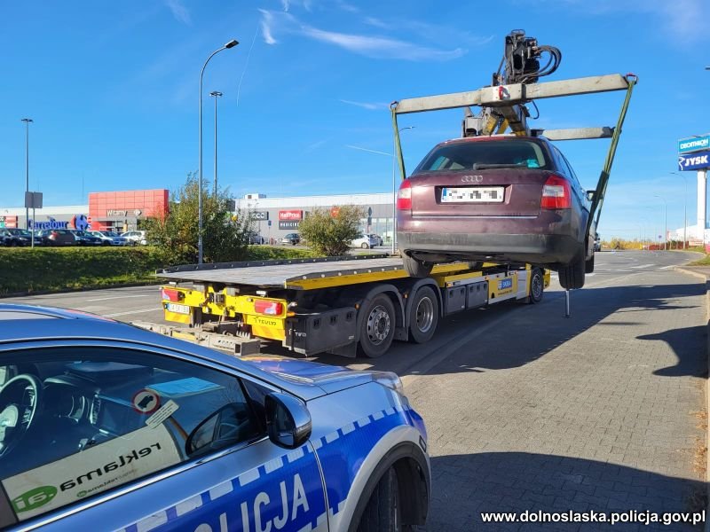 ✅Dzielnicowi z Komendy Powiatowej Policji w Zgorzelcu zatrzymali do kontroli kierującego pojazdem marki Audi, który poruszał się z pęknięta szybą czołową. Jak się okazało 26-latek nie miał uprawnień do kierowania, a badanie testerem narkotykowym wykazało, że jest pod wpływem