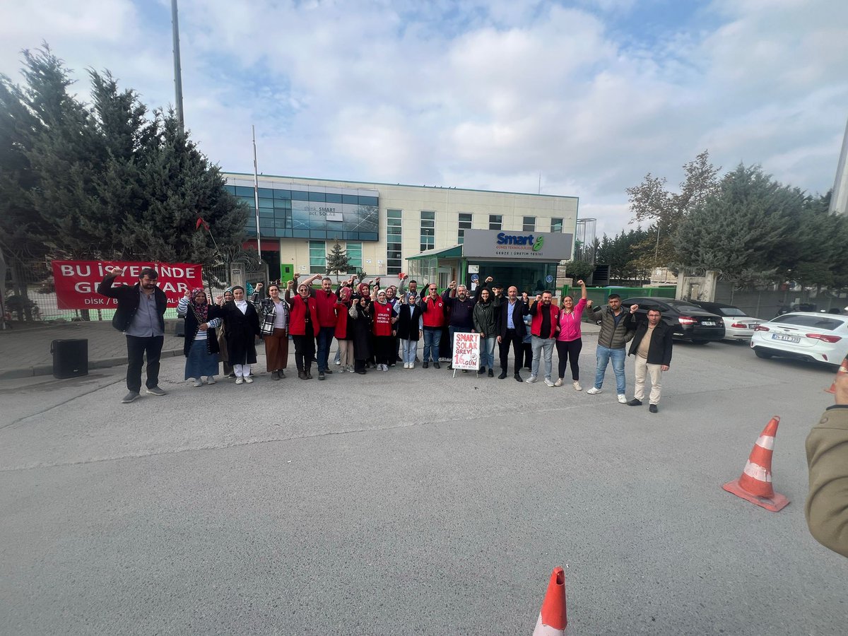 kocaeltoplumsal's tweet image. 📍Gebze
Smart Solar grevinin 16.gününde Sözcüler Kurulu üyemiz Pelin Kahiloğulları @PelinKahil ile grev alanındayız . 
Direnen metal işçileri kazanacak!
İsyan,Grev,Direniş!
#SmartSolar