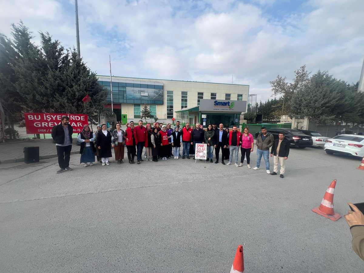 kocaeltoplumsal's tweet image. 📍Gebze
Smart Solar grevinin 16.gününde Sözcüler Kurulu üyemiz Pelin Kahiloğulları @PelinKahil ile grev alanındayız . 
Direnen metal işçileri kazanacak!
İsyan,Grev,Direniş!
#SmartSolar