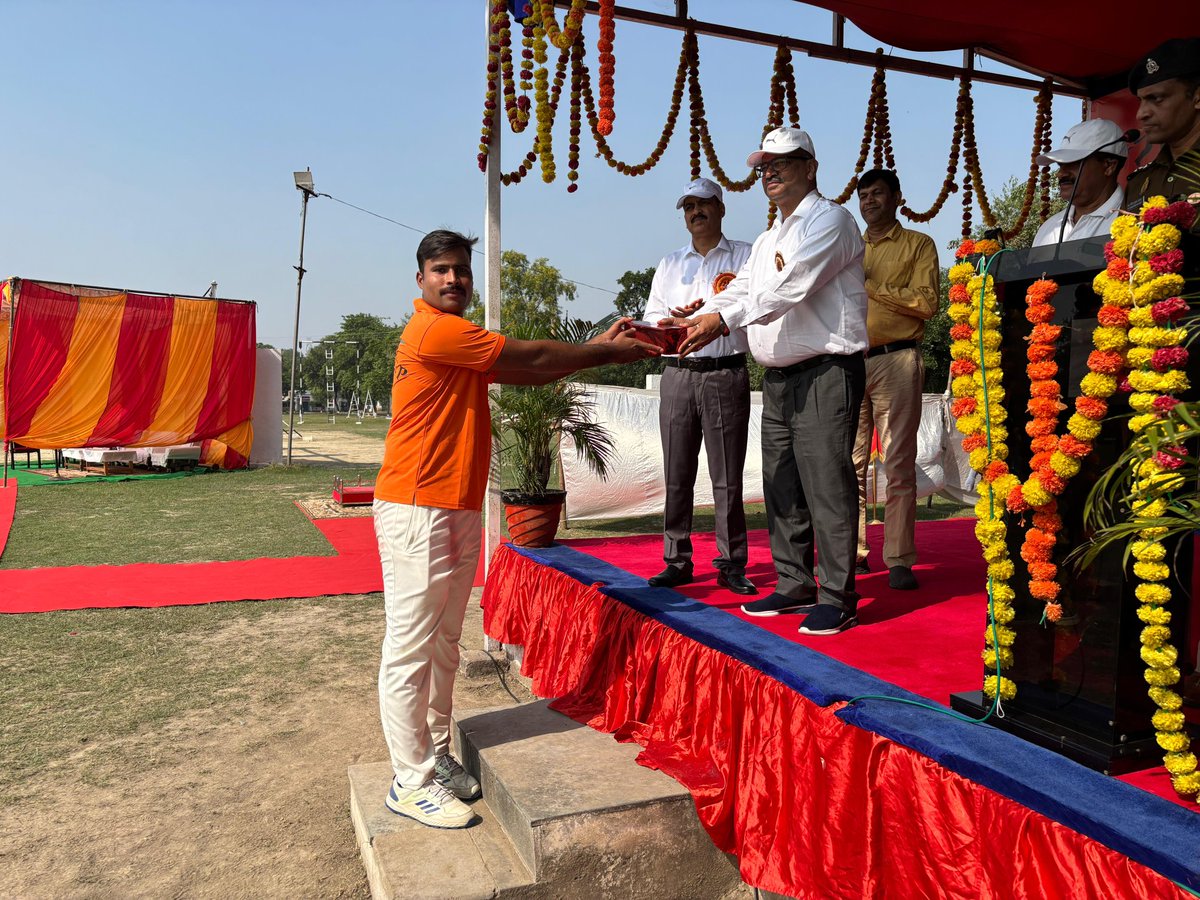 SDRF_UP's tweet photo. दिनांक 06.11.2025 को 10वीं वाहिनी पीएसी, बाराबंकी में आयोजित 26वीं अंतर वाहिनी पीएसी मध्य जोन क्रिकेट प्रतियोगिता 2025 में #SDRF_UP की क्रिकेट टीम ने शानदार प्रदर्शन करते हुए फाइनल मुकाबले में 32वीं वाहिनी पीएसी को पराजित कर विजेता ट्रॉफी अपने नाम की। 🏆👏 https://t.co/7bui25ex0P