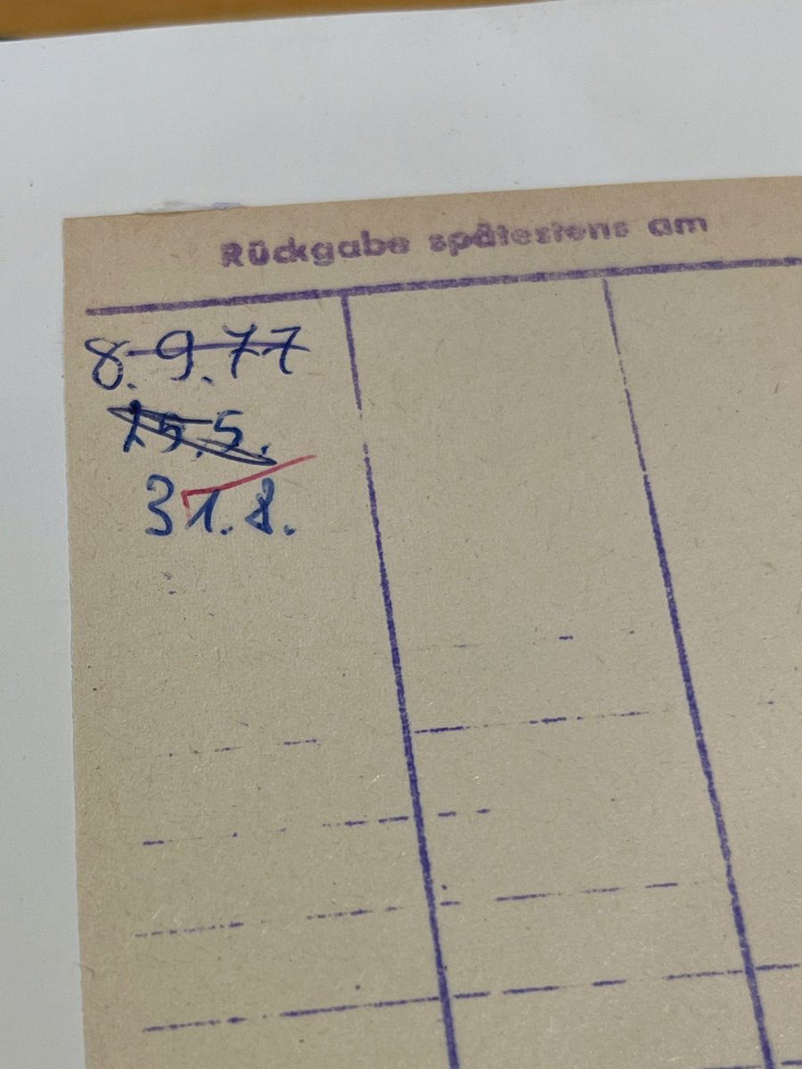 jemand hat grad bücher zurűckgebracht die ũber 40 jahre überfällig sind, hatte sie "damals für ein referat gebraucht""  
richtige artefakte