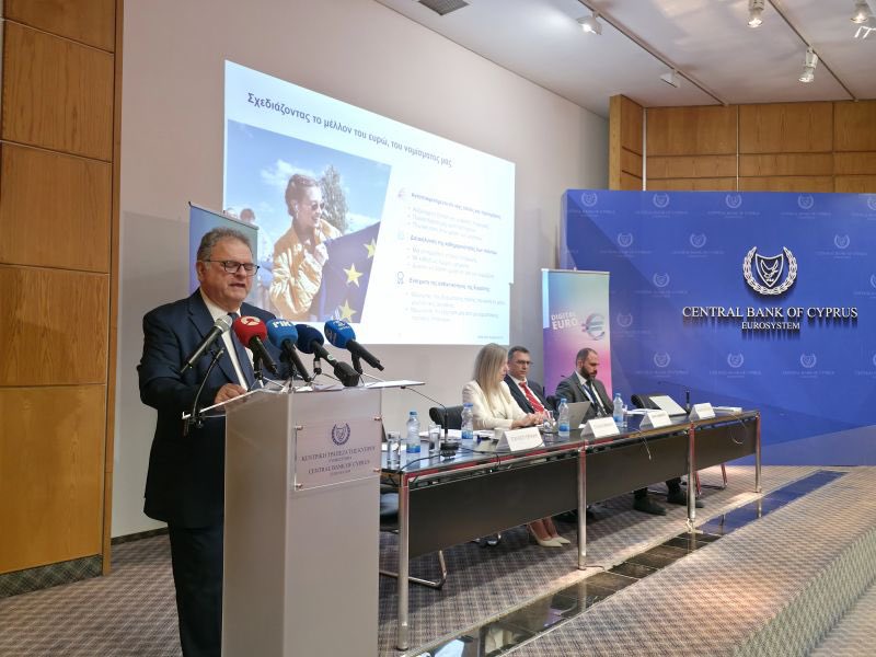 Η Κεντρική Τράπεζα της Κύπρου παρέθεσε συνέντευξη Τύπου για το ψηφιακό ευρώ, έπειτα από την απόφαση του Διοικητικού Συμβουλίου της Ευρωπαϊκής Κεντρικής Τράπεζας όπως προχωρήσει στο δεύτερο και τελικό μέρος της προπαρασκευαστικής φάσης για το σημαντικό αυτό έργο.
Σε χαιρετισμό