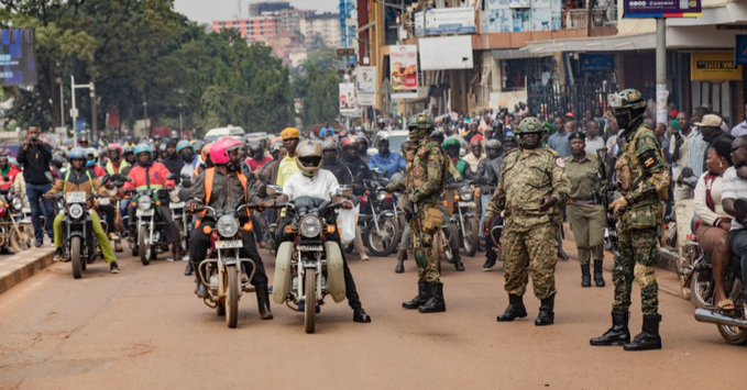 lejournalafrica's tweet image. #Ouganda : Les Ougandais craignent que le système russe de surveillance du trafic (#ITMS) serve à l’espionnage. Depuis janvier 2025, tous les véhicules ougandais et ceux entrant par le #Kenya ou la #Tanzanie reçoivent une plaque numérique avec puce RFID (suivi en temps réel) et…