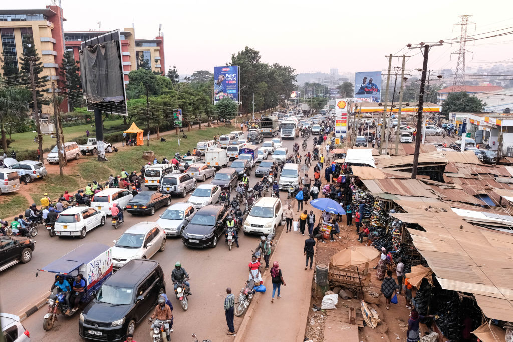 lejournalafrica's tweet image. #Ouganda : Les Ougandais craignent que le système russe de surveillance du trafic (#ITMS) serve à l’espionnage. Depuis janvier 2025, tous les véhicules ougandais et ceux entrant par le #Kenya ou la #Tanzanie reçoivent une plaque numérique avec puce RFID (suivi en temps réel) et…