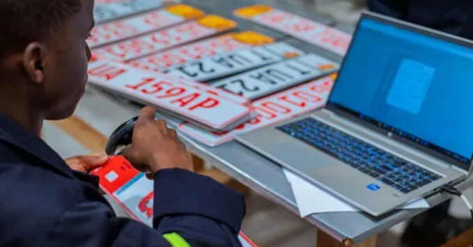 lejournalafrica's tweet image. #Ouganda : Les Ougandais craignent que le système russe de surveillance du trafic (#ITMS) serve à l’espionnage. Depuis janvier 2025, tous les véhicules ougandais et ceux entrant par le #Kenya ou la #Tanzanie reçoivent une plaque numérique avec puce RFID (suivi en temps réel) et…