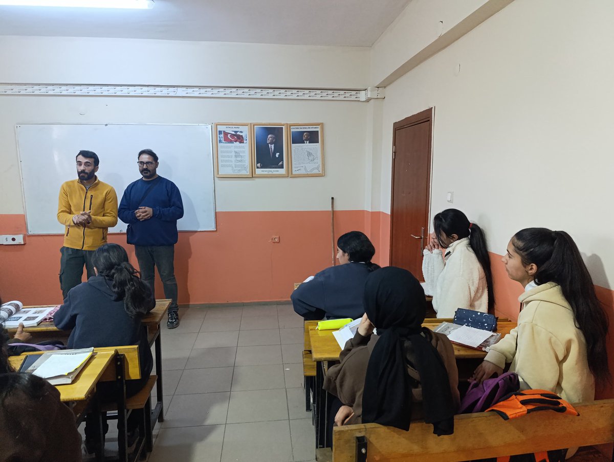 🌟 Merkezin Seninle Güzel Projesi kapsamında bugün Tendürek Dağı Mesleki ve Teknik Anadolu Lisesi’ndeydik!
Gençlerle bir araya gelerek Gençlik Merkezimizin faaliyetleri ve kurslarımız hakkında bilgilendirme yaptık. 🎨 <a href="/frknkrksz/">Furkan Korkusuz</a> <a href="/Diyadin004/">DİYADİN KAYMAKAMLIĞI</a>